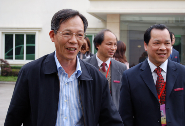 杨文轩教授（左一）抵达我校。