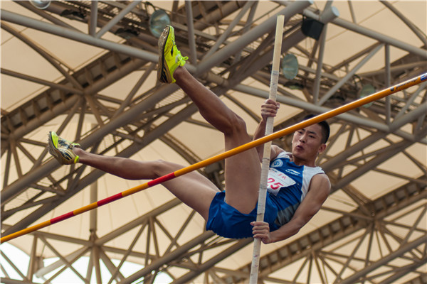 完美的一跳 （大学生通讯社 蔡彬彬 摄）