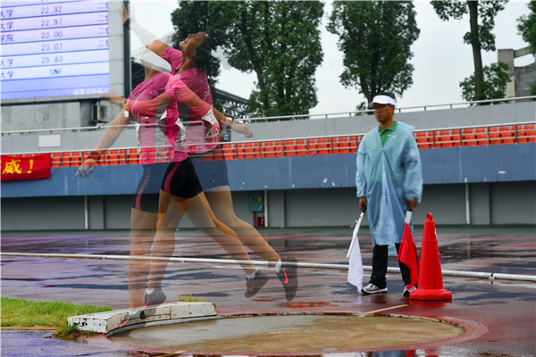 铅球推出去瞬间（大学生通讯社 奉偲茗 摄）