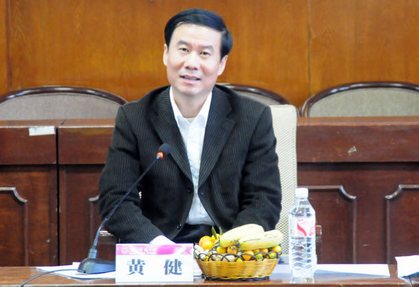 自治区新闻出版局黄健副局长到会祝贺并在座谈会上讲话。