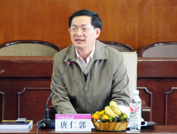 唐仁郭副书记主持座谈会。