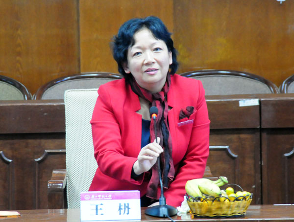 王枬书记在座谈会上讲话。