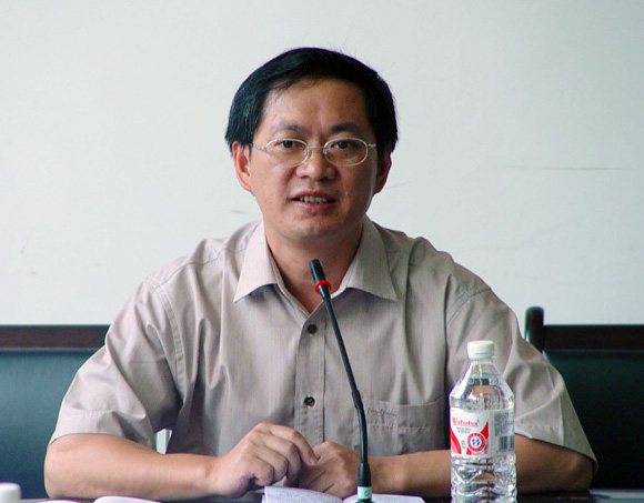 校党委副书记唐仁郭在会上讲话。