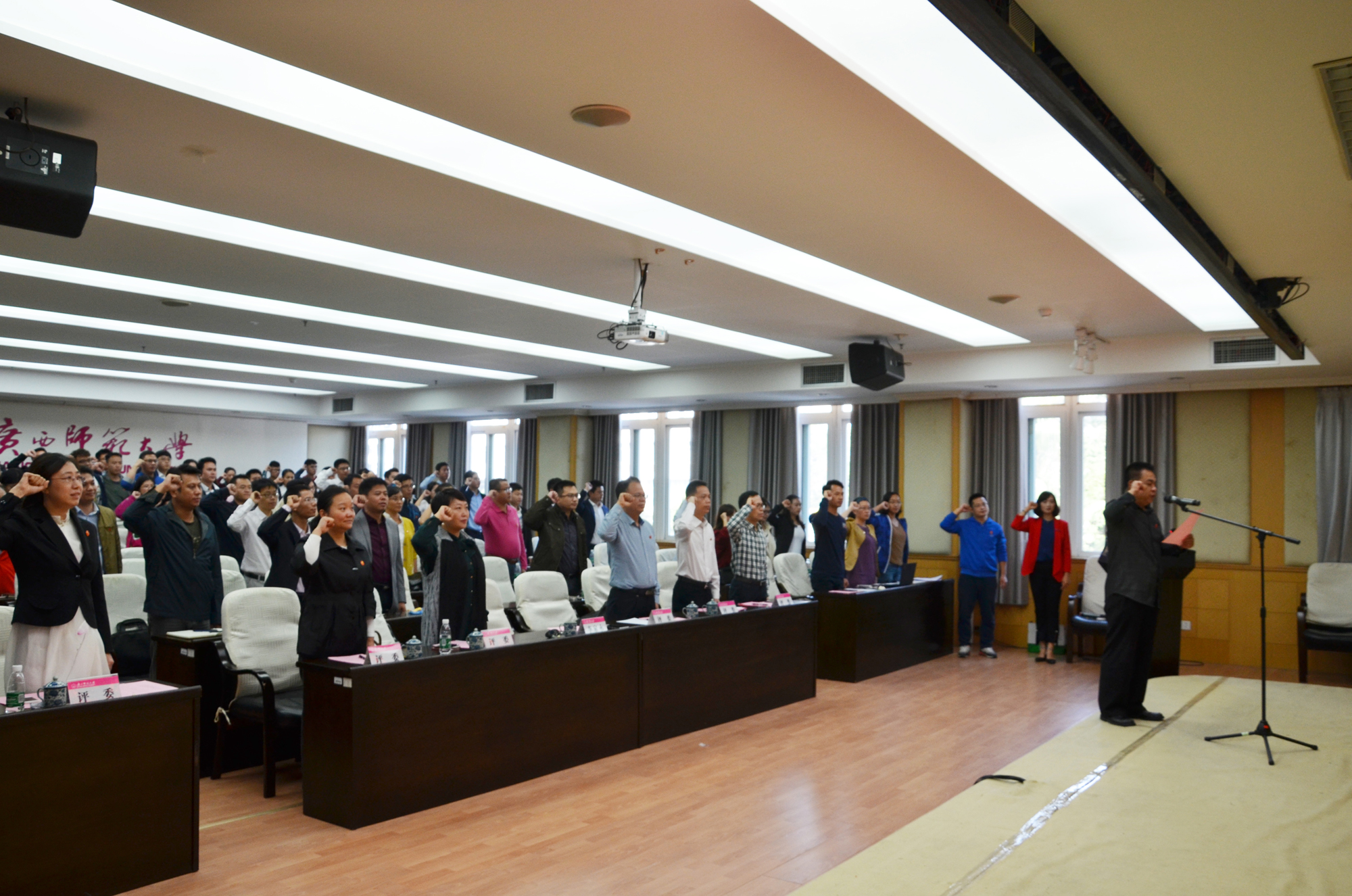 佩戴党徽，重温入党誓词90 .jpg