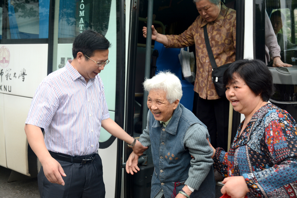 覃卫国副校长帮助行动不便老同志体检