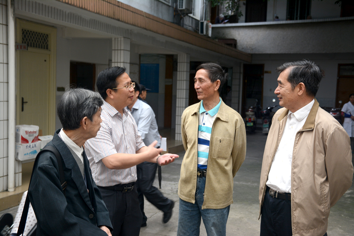 覃卫国副校长与体检的老同志交流
