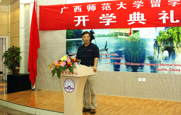 副校长钟瑞添教授致辞。