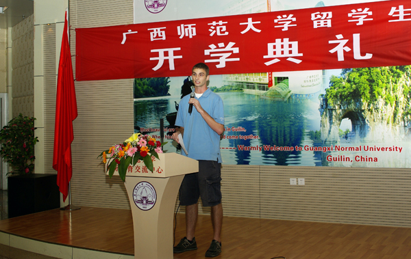 唐天宇（THOMAS STEPHEN SIEPMAN）同学代表新生发言。