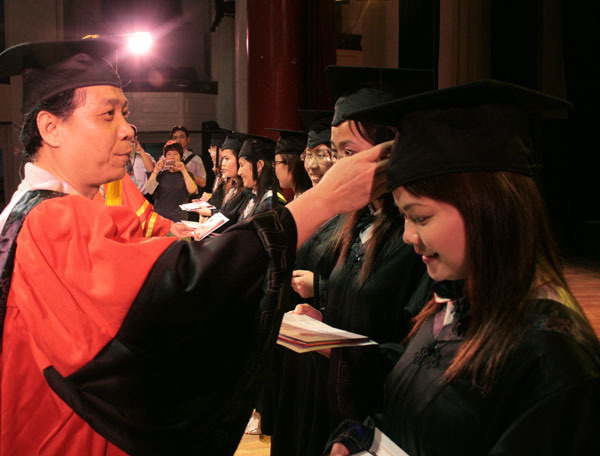 杨林教授向毕业留学生颁发证书。