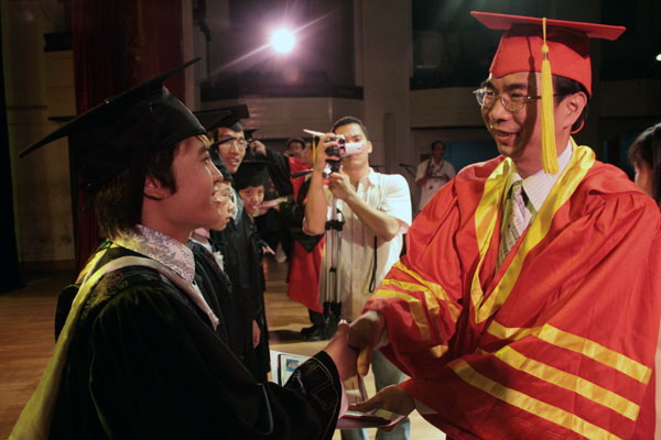 校长梁宏教授向毕业留学生颁发证书。