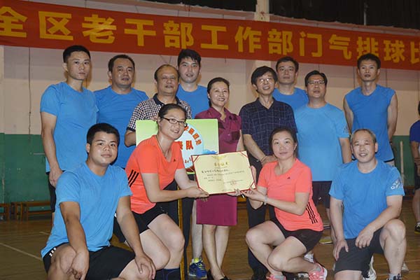 自治区老干局领导与我校代表队合影