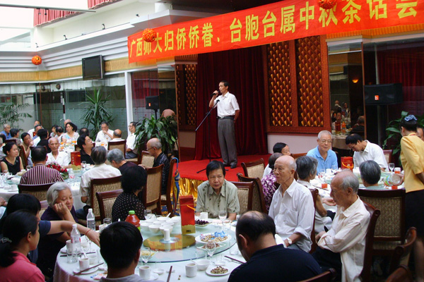 校党委统战部举行归侨侨眷、台胞台属茶话会。