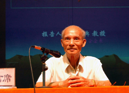 广西历史学会会长钟文典教授做了题为《前事不忘，后事之师》的重要讲话。