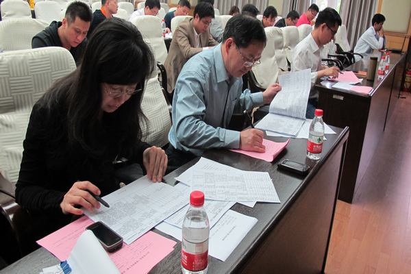 评委正在查看材料