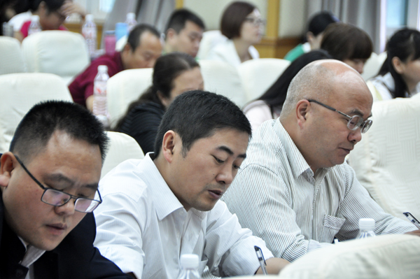 学员认真聆听讲座
