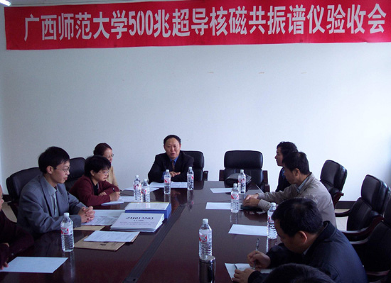 图为刘健斌副校长（中）到会讲话。