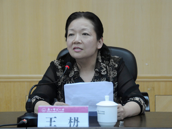 校深入学习实践科学发展观活动领导小组组长、校党委书记王枬主持报告会。