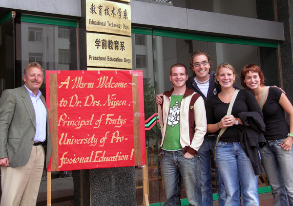 A.A.F. Nijsen 校长与该校正在我校学习汉语的4名学生合影留念。