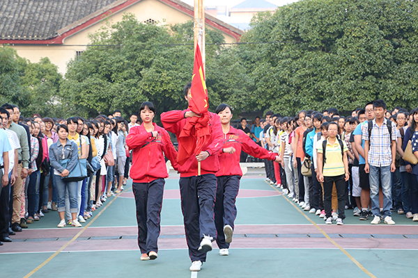 升旗仪式现场（大学生通讯社 蒋晨曦 摄）