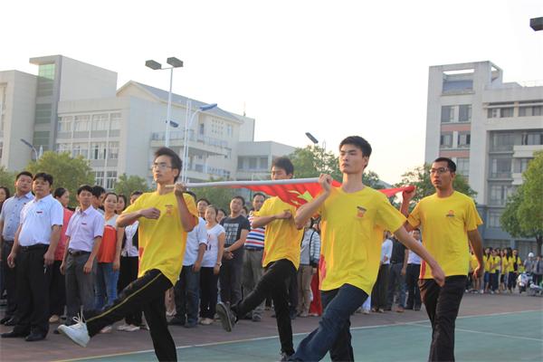 雁山校区升旗仪式（教科院记者团供图）