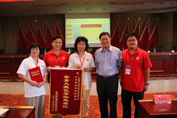 我校与会代表与国务院参事、友成基金会副理事长汤敏先生合影