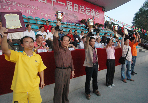 获奖单位代表在展示奖杯和奖牌。