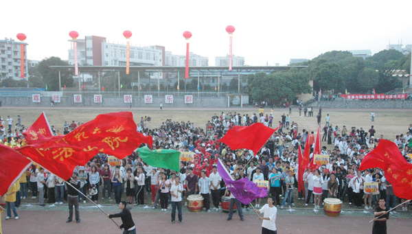 闭幕式现场彩旗招展，锣鼓齐鸣。