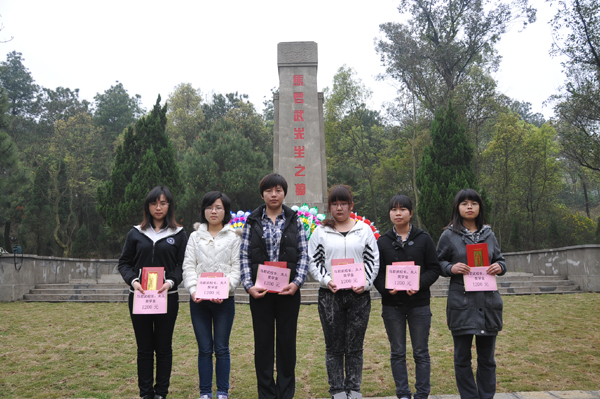 2012年度马君武校长、夫人奖学金获奖学生合影(宣传部 赵晋凯 摄)