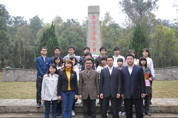 师生代表在马君武墓前合影(宣传部 赵晋凯 摄)