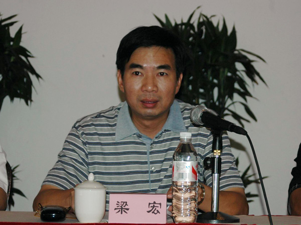 校长梁宏作题为《树立科学人才观 不断提高我校人才队伍建设水平》的报告。