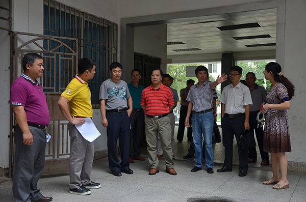 白晓军副校长等领导检查网络中心的安全隐患（大学生通讯社 张钰千/摄）