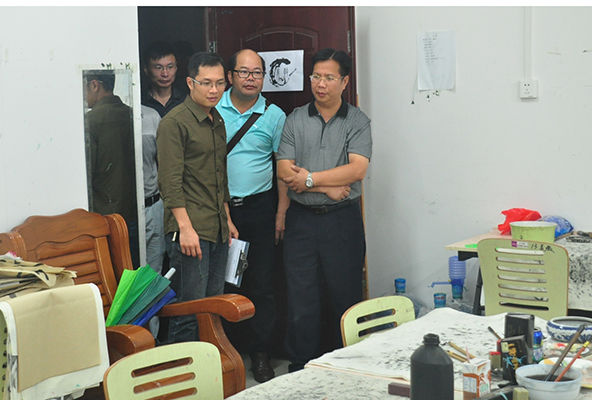 覃卫国副校长在美术学院教室进行检查