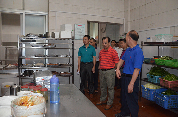 白晓军副校长等领导检查西苑食堂（大学生通讯社 张钰千/摄）
