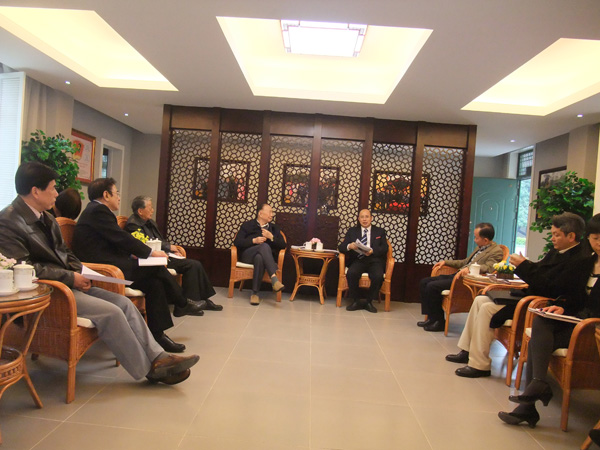 外交部调研组人员与我校相关人士座谈