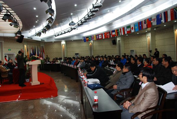 2011广西全民健身高峰论坛现场与会人员听取报告（体育学院供图）