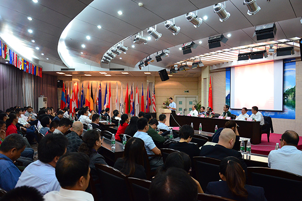 后勤基建处、后勤服务集团、校医院领导班子及干部员工代表参加了本次会议