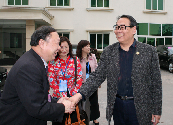 孟昭毅教授（右）抵达下榻宾馆。