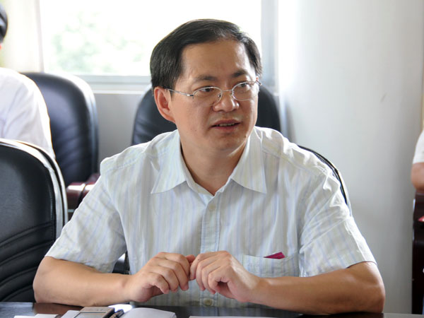 校党委唐仁郭副书记在会上讲话。