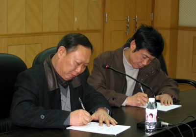 图为副校长刘健斌（左）代表学校与中文系第一责任人签订《广西师范大学2004年安全稳定工作目标管理责任书》