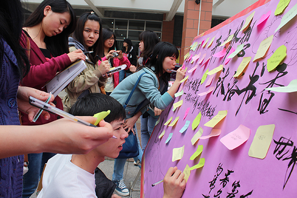 世界读书日活动现场：同学们争相推荐优秀书籍