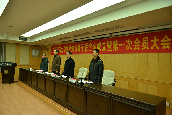 奏唱中华人民共和国国歌