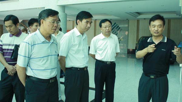 我校领导及代表在参观桂林国家高新区信息产业园。