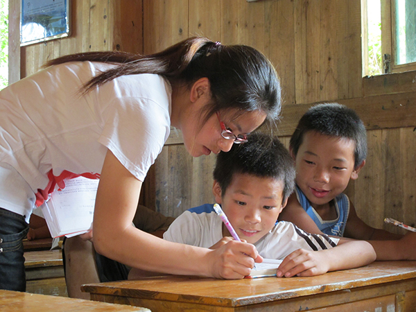 支部同志在指导学生学习