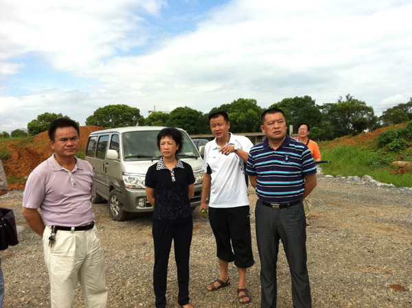 校党委副书记王源平(右一)与校总会计师丁静(左二)在校前区视察工作