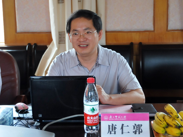 唐仁郭副书记向考察团一行介绍我校办学情况