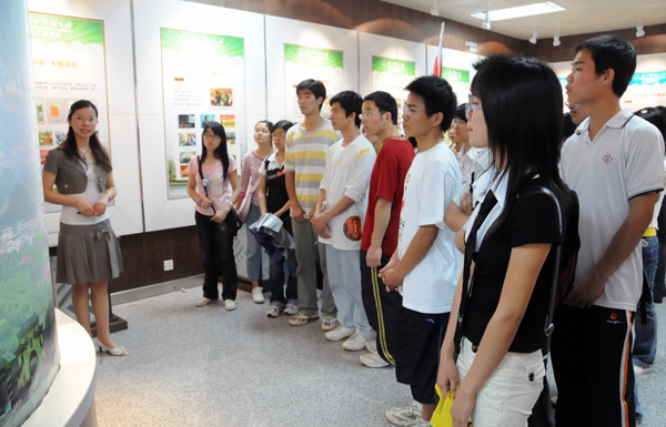 同学们在参观展览。