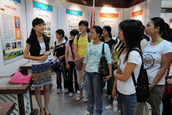 同学们在参观展览。