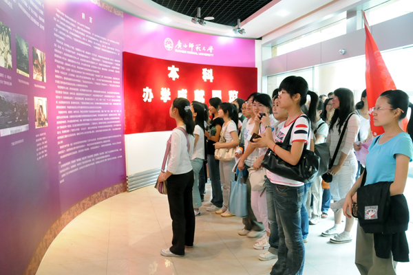 同学们在参观展览。