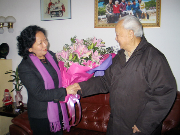 校党委王枬书记（左）看望贺老。