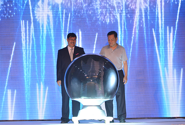 设计学院负责人与安厦房产董事长兼总经理李柳生共同开启水晶球，安厦•时代天悦时尚创意基地启动